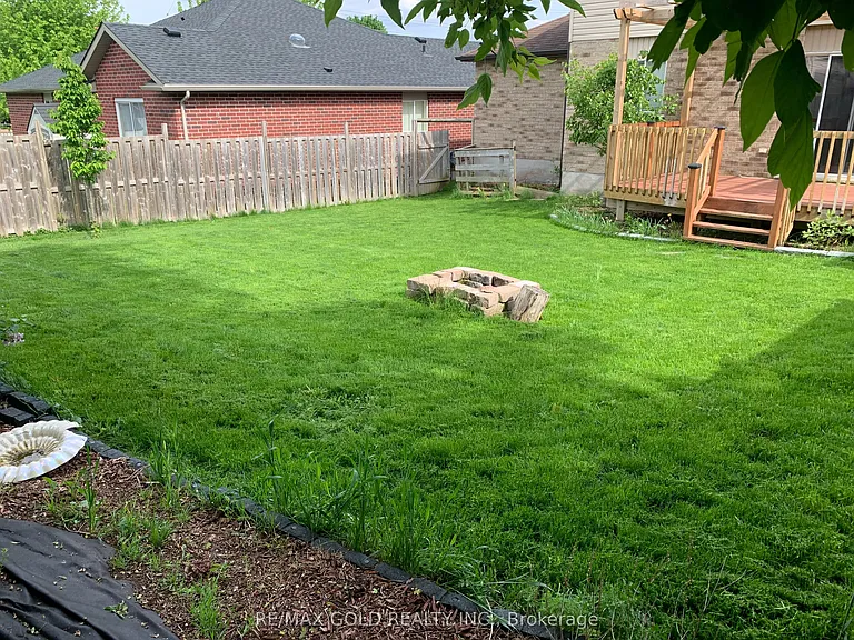 65 Woodhatch Cres — Photo 18