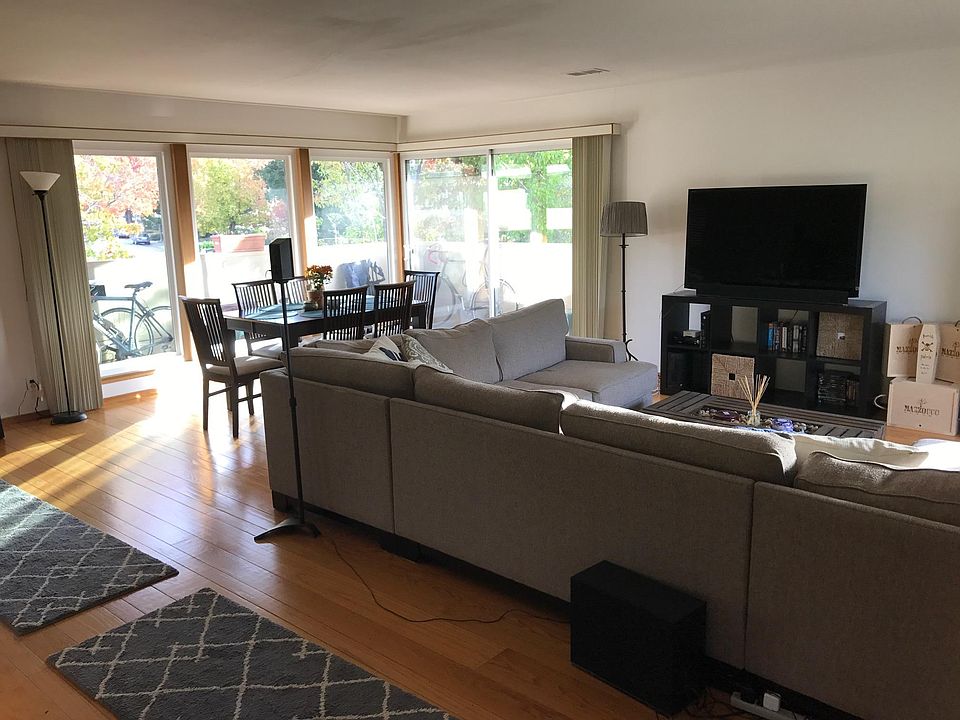 1st image of 220 Linfield Dr APT 4