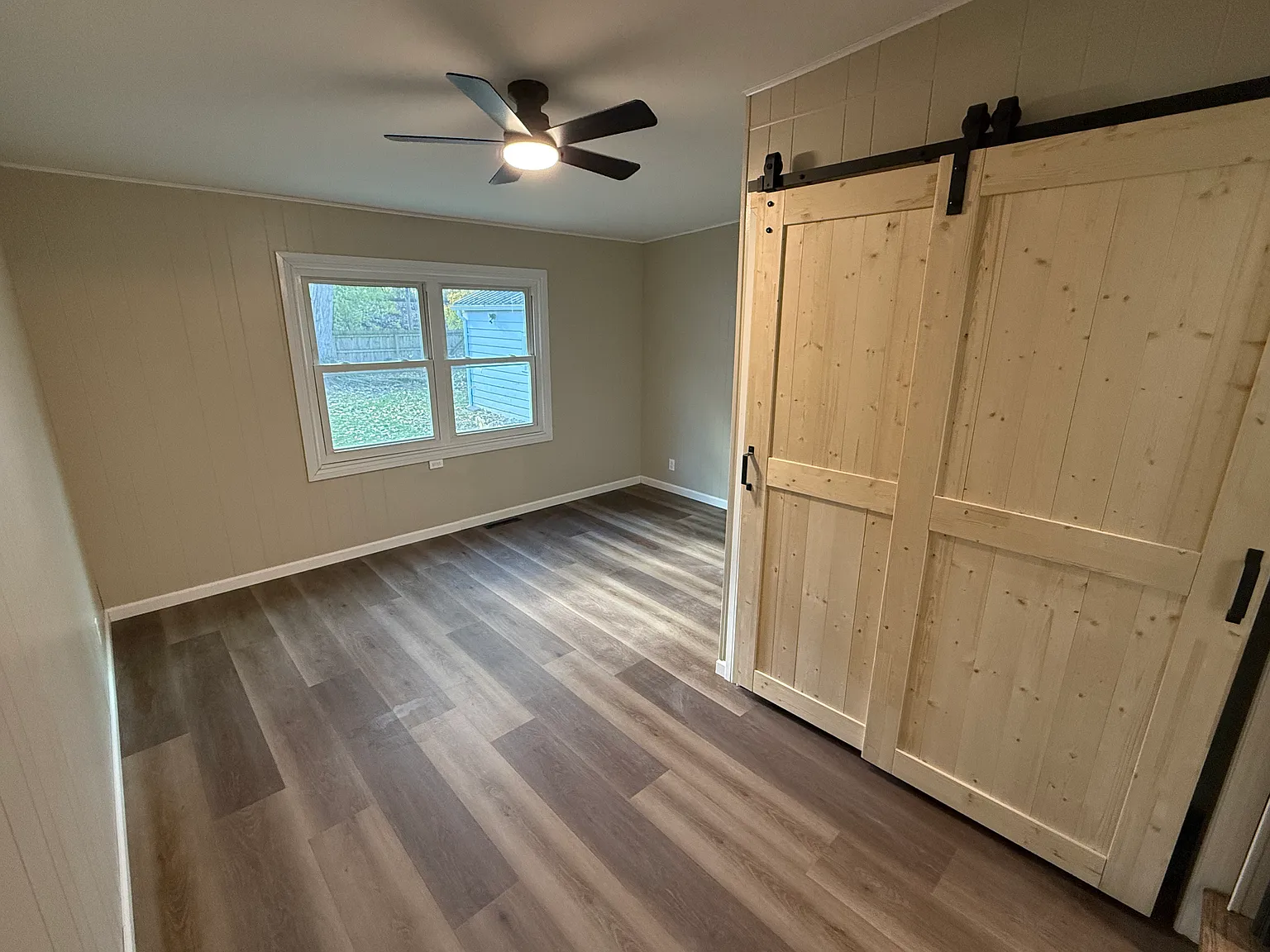 492 Linden Ave — Photo 2