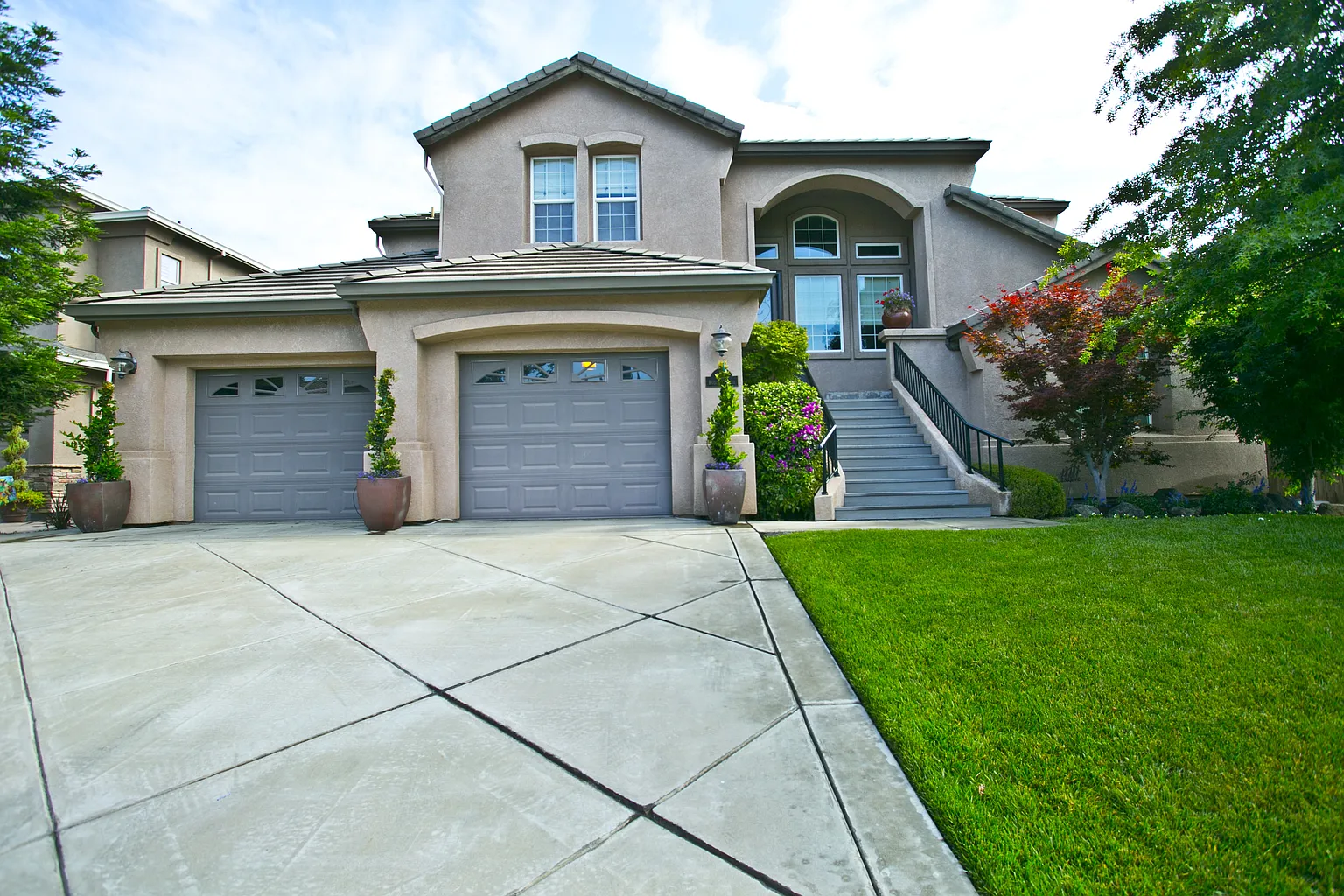 6133 Riverbank Cir photo 1