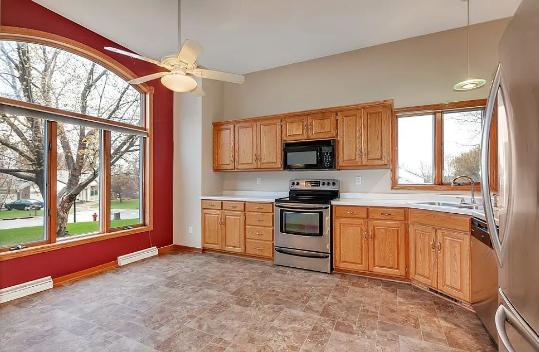 4 bed, 2586 sqft, $2,500 — Photo 4