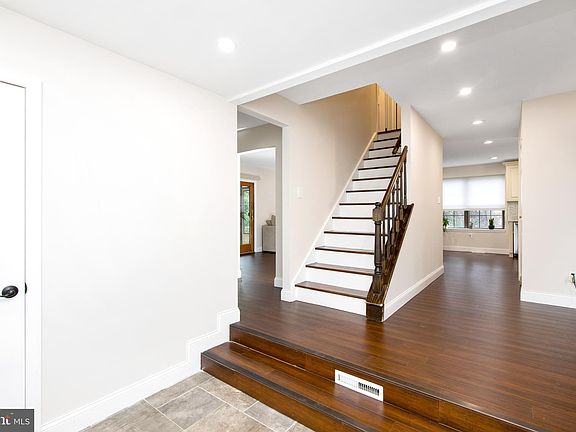 3rd image of 6 Pelham Dr