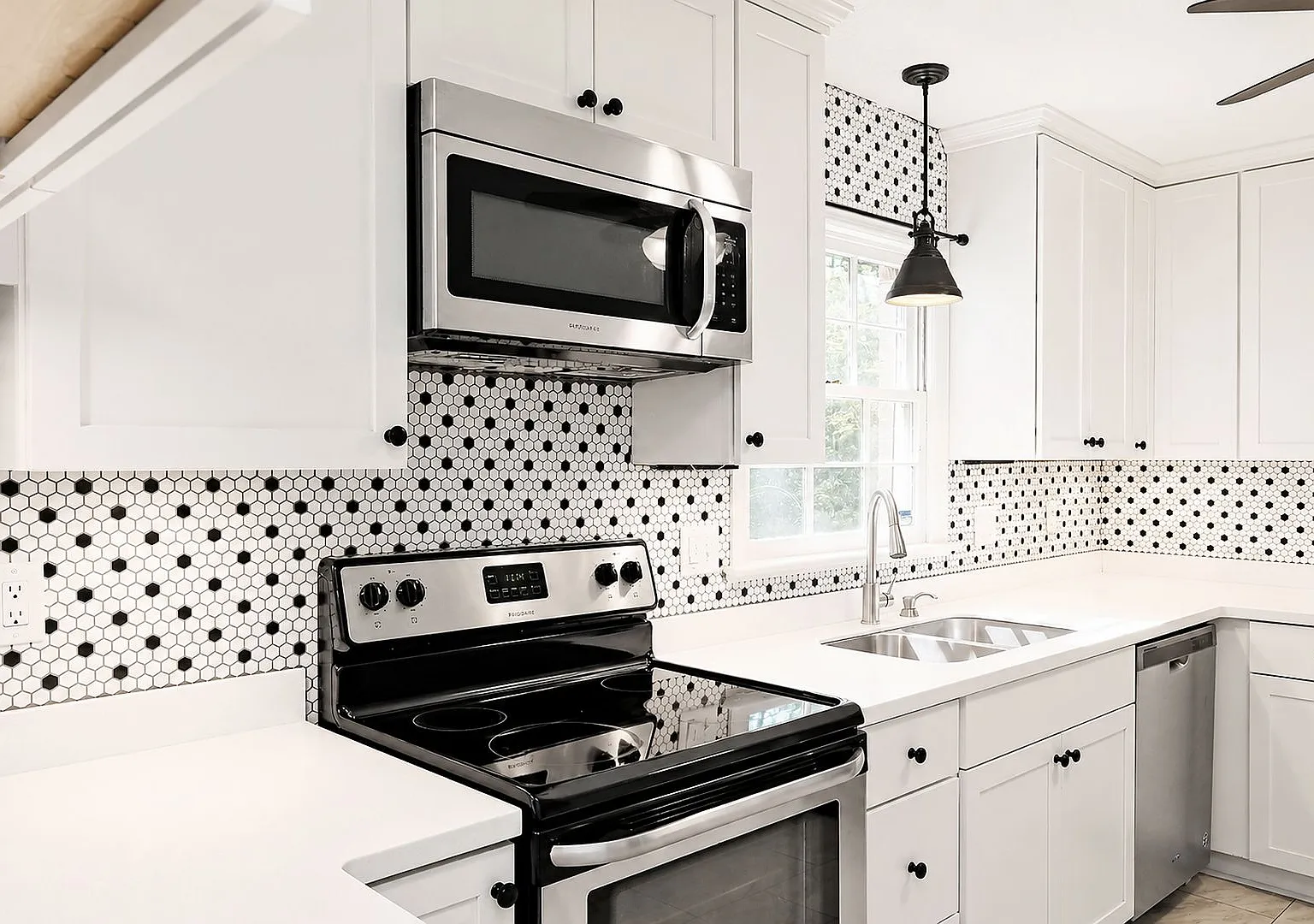 Move-in Ready + Dog-Friendly Canterbury Hills Home, Minutes to UVA & Barracks Road — Photo 4