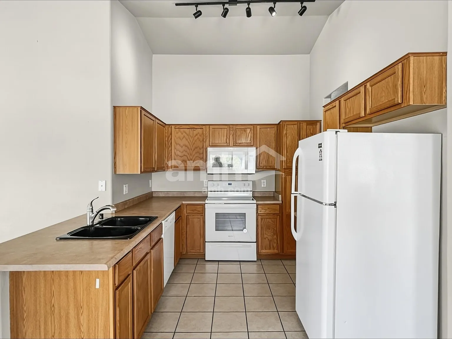 3 bed, 2.0 bath, 1305 sqft, $1,825 — Photo 3