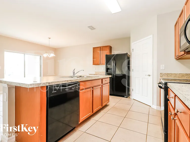 710 SW 12th St — Photo 8