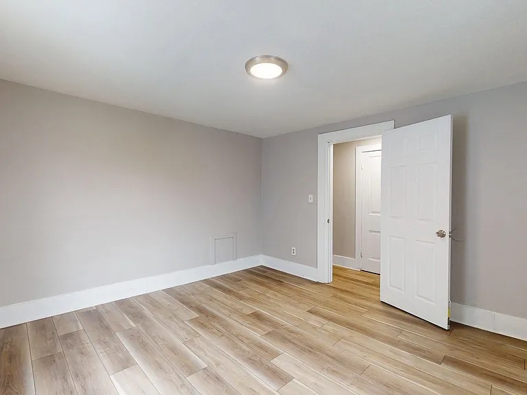 1031 W 9th St — Photo 14