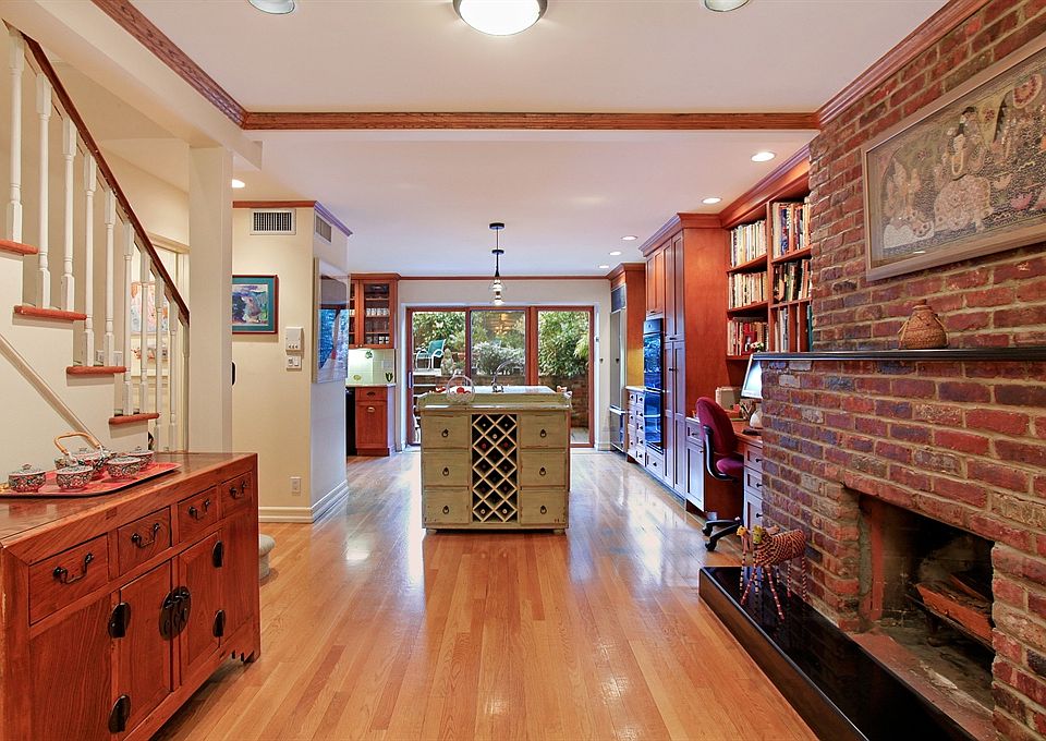 1st image of 41 W 11th St