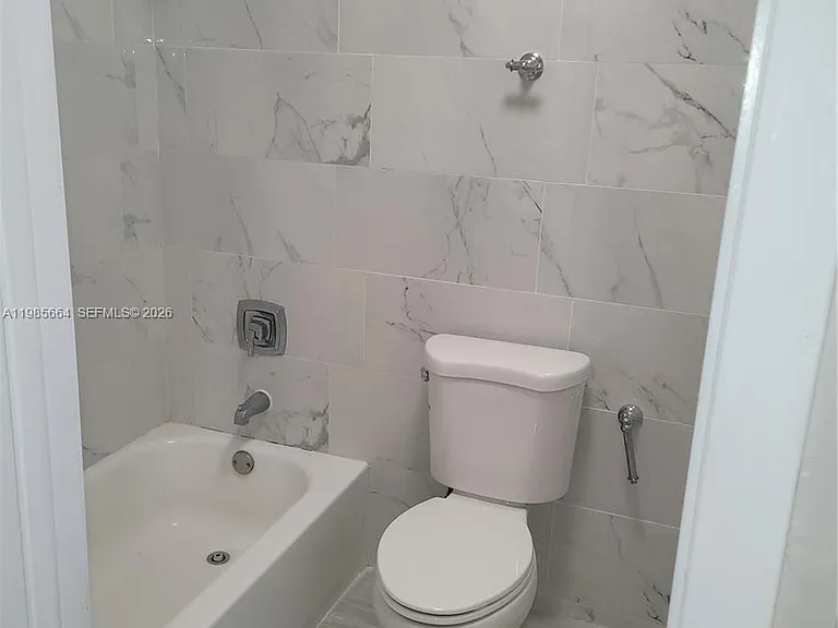 14389 Kendale Lakes Cir #14389 — Photo 18