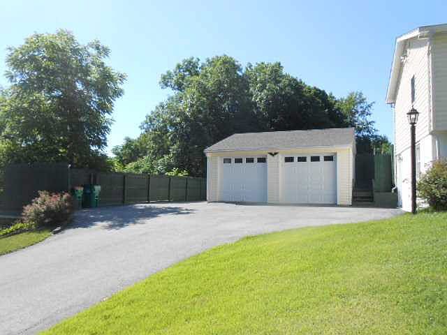 2nd image of 15 Quaker Hill Dr