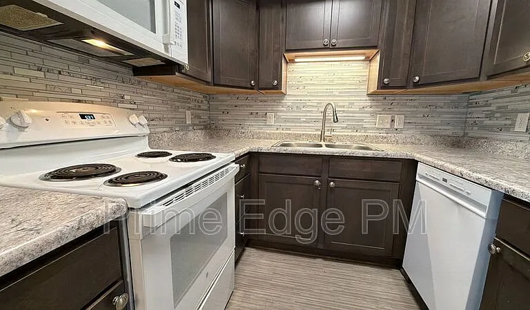 6235 Holdrege St #B-5 — Photo 16