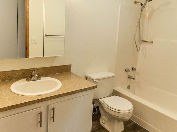 5th image of 28 NE Dogwood St #5