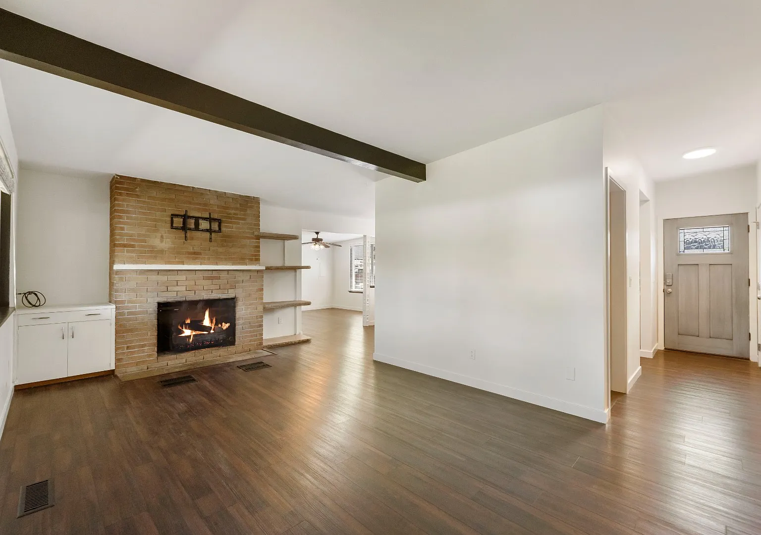 Spacious 5 Bedroom with Huge yard and 3 fireplaces — Photo 4