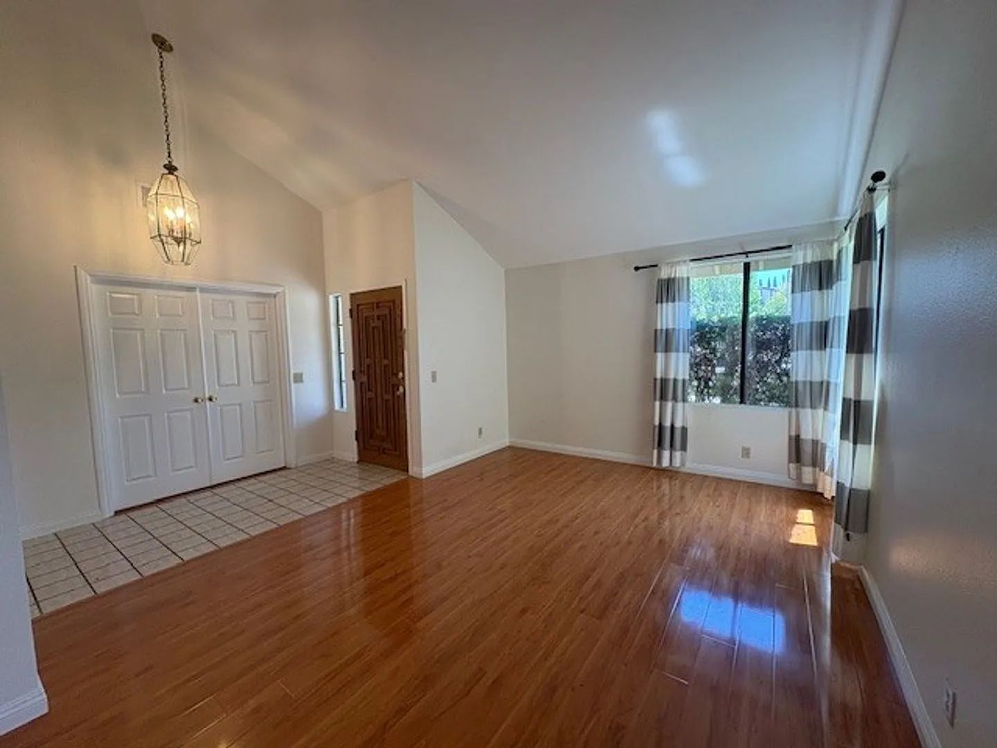 Beautiful Single-Story Home in Desirable Lang Ranch — Photo 2
