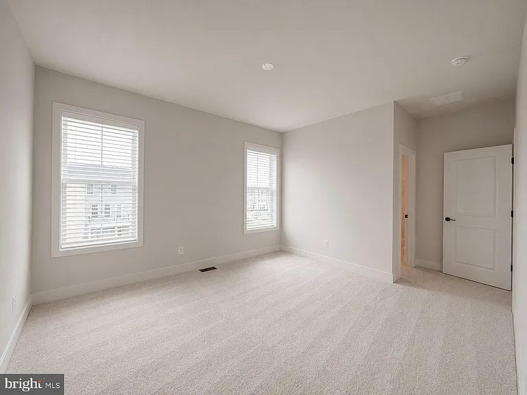 135 Heyford Dr — Photo 41