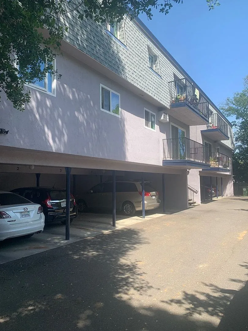 Chateau Apartments — Photo 3