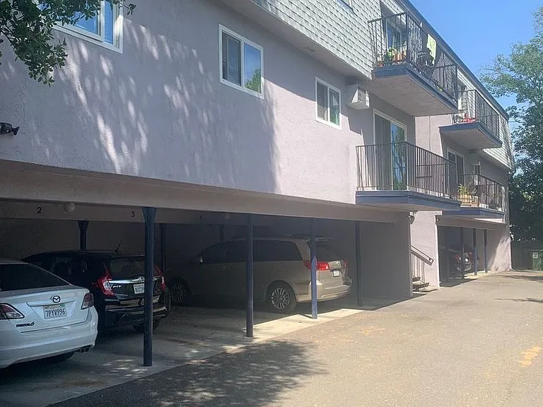 Chateau Apartments — Photo 2
