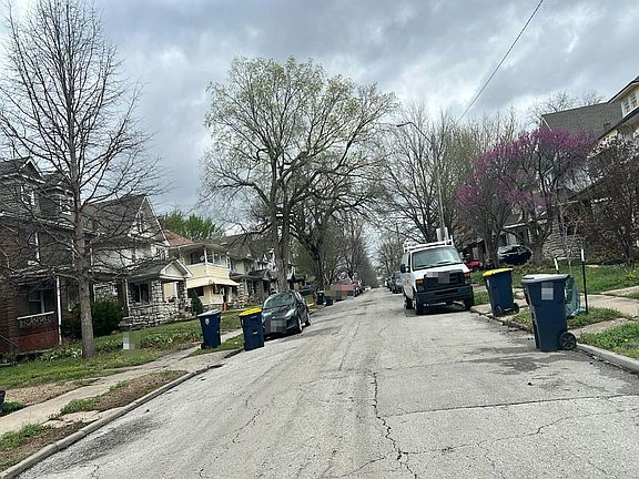 4th image of 335 Lawn Ave
