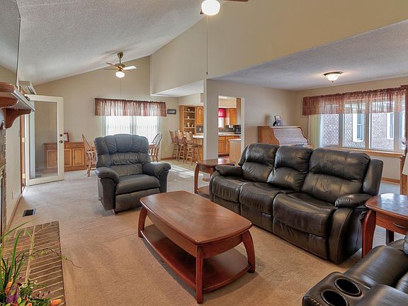 3rd image of 414 Brookview Dr