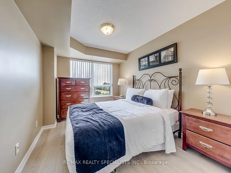 25 Kingsbridge Garden Cir W #924 — Photo 41