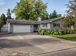 2437 Lilac Ln N, Fargo, ND 58102