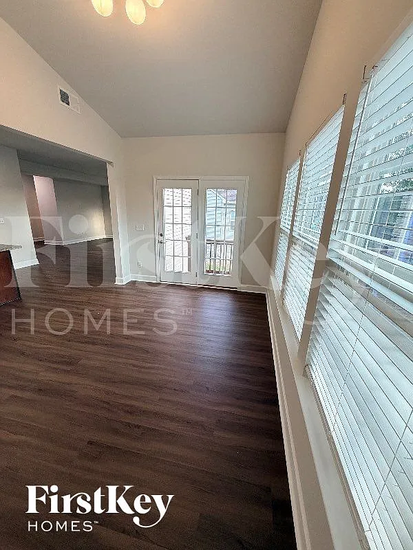 3 bed, 2.5 bath, 2183 sqft, $2,285 — Photo 2