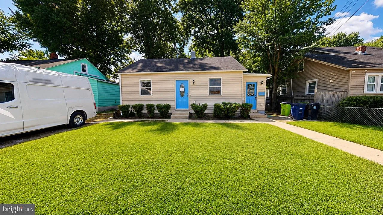 2 bed, 1.0 bath, 1368 sqft, $2,500 — Photo 1