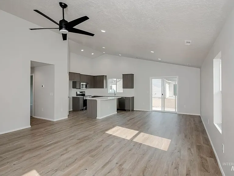Flotsam Ave — Photo 3