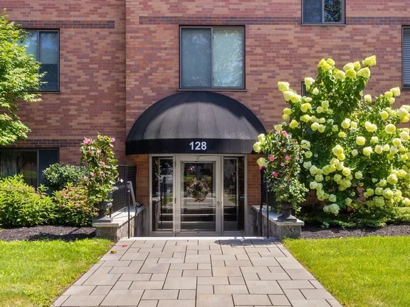 128 Pleasant St APT 207, Arlington, MA 02476