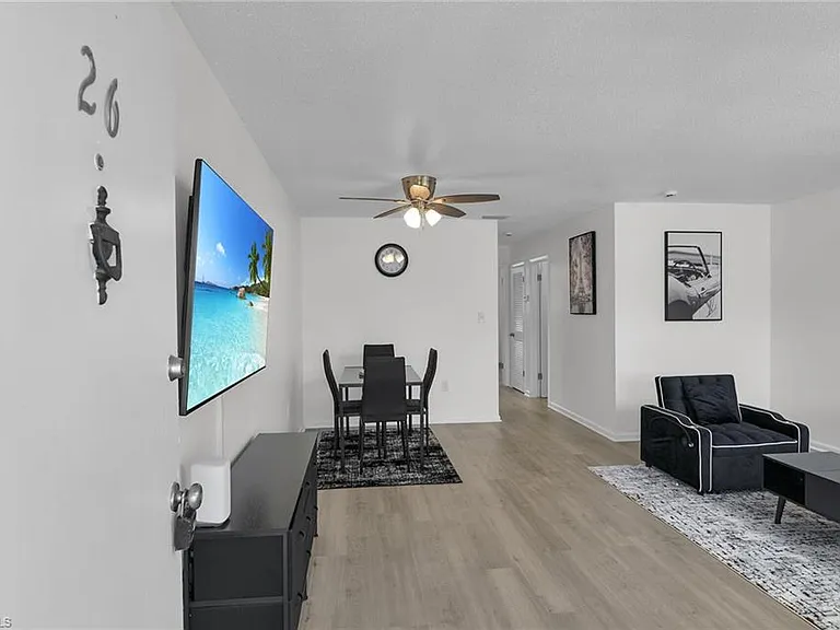 3225 E Riverside Dr — Photo 2