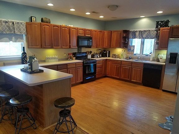 5th image of 447 Foundry St