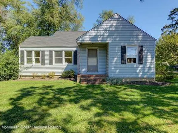 636 Squankum Yellowbrook Rd, Farmingdale, NJ 07727