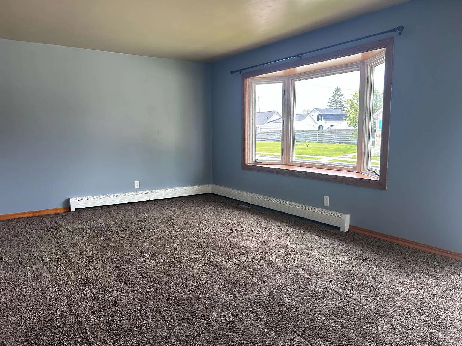 3 bed, 2.0 bath, 1264 sqft, $1,595 — Photo 3