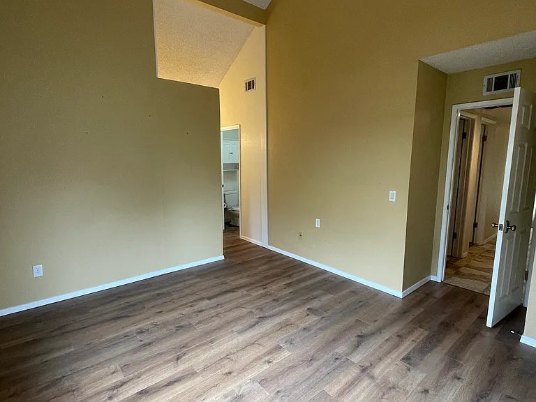 Primary Bedroom w En Suite Bathroom