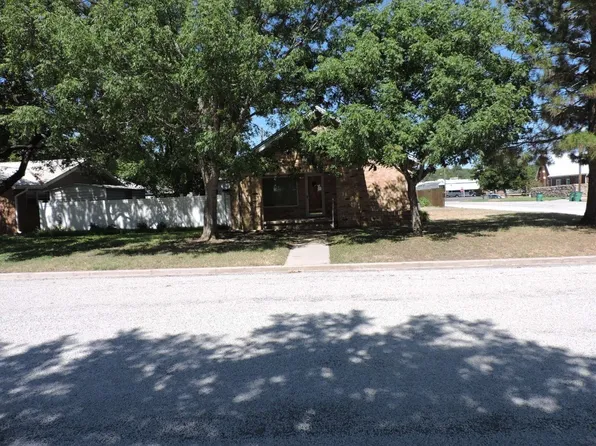 1402 N Reynolds St, Goldthwaite, TX 76844
