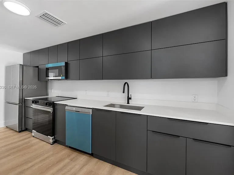 403 SW 12th Ave #3 — Photo 8