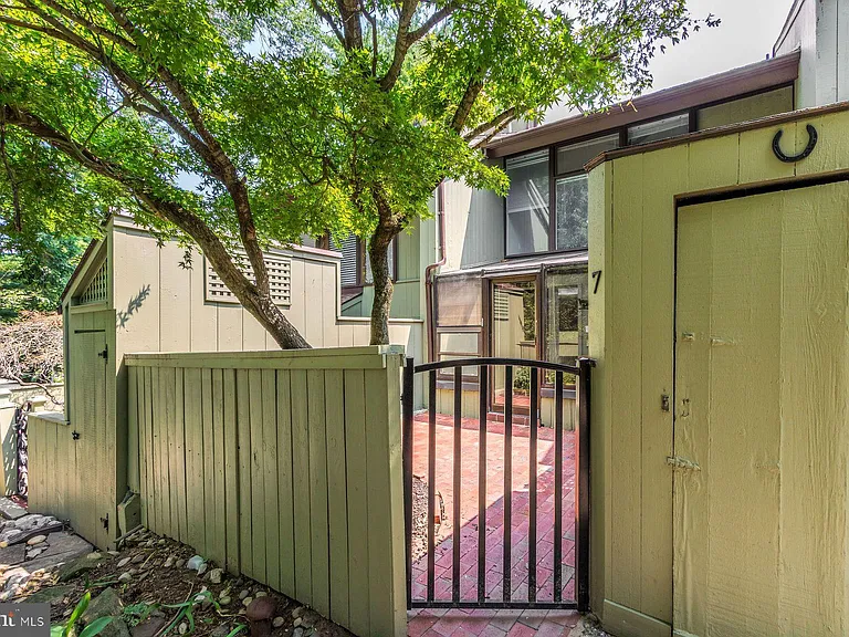 7 Belaire Way — Photo 1