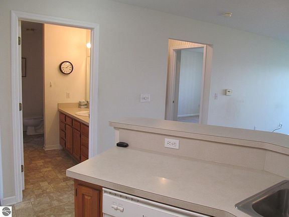 5th image of 614 S Lake St #7