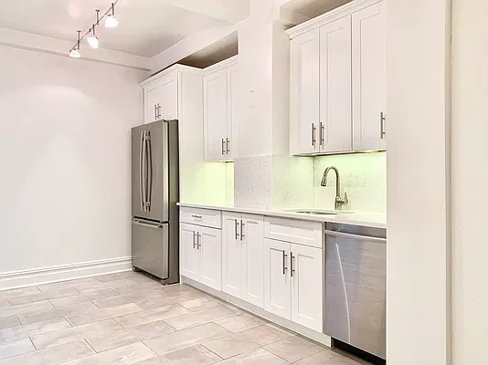 Rented by Arwell Realty | media 6