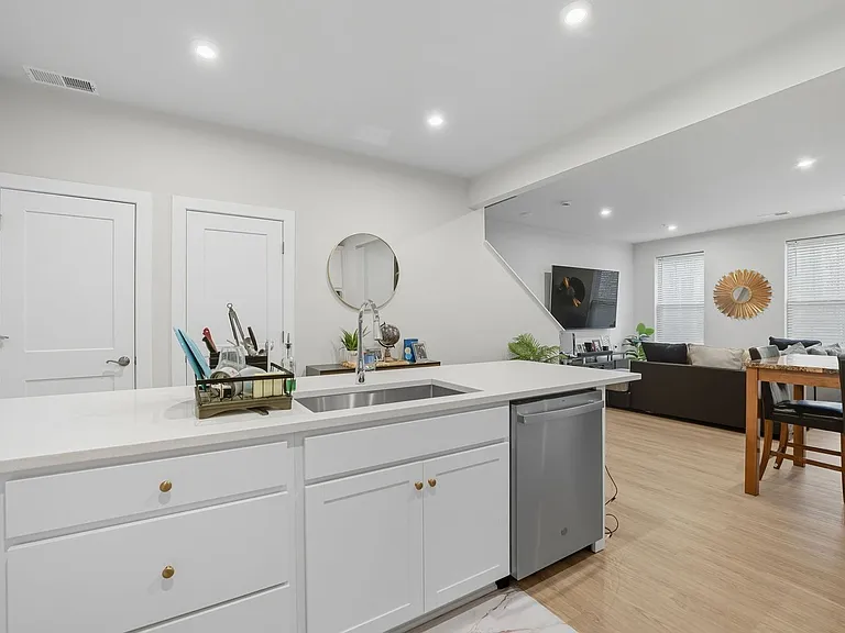 707 Thomas Ln #A — Photo 11