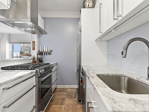 4th image of 10 Plaza St E APT 16B