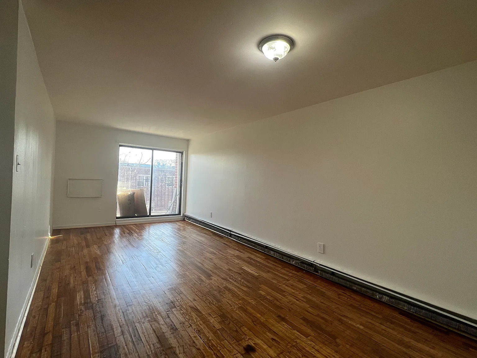 3 bed, 750 sqft, $3,350 — Photo 2