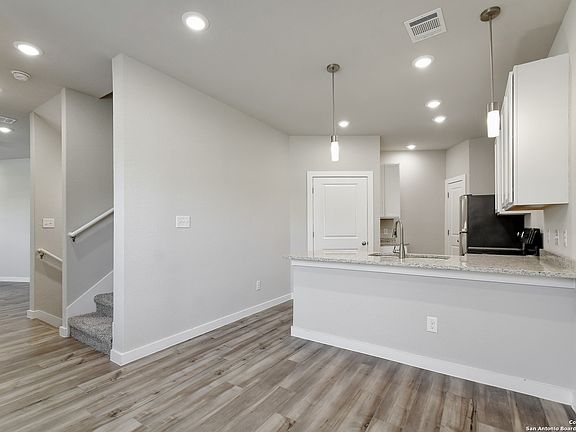 3rd image of 408 E LAUREL