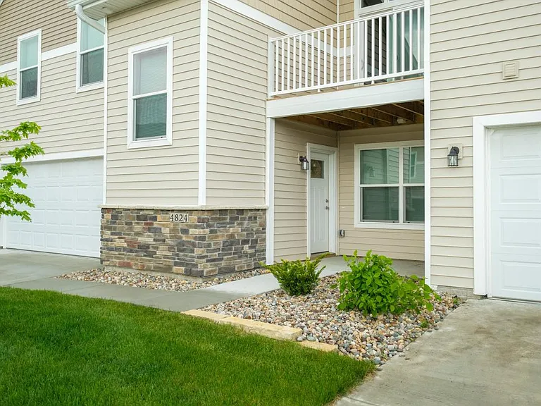 4810 NE Crestmoor Ln — Photo 1