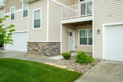 4911 NE Crestmoor Ln Photo 1