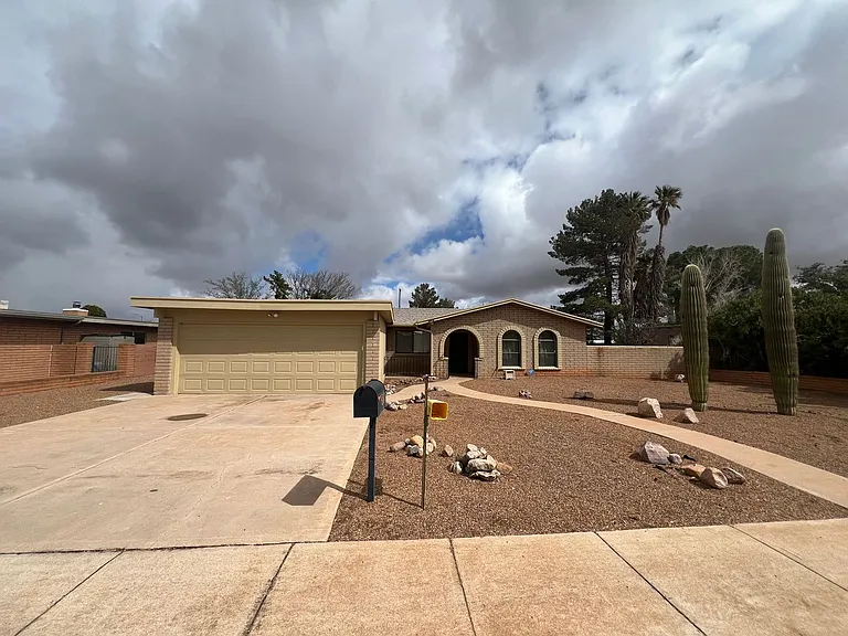 501 E Suffolk Dr — Photo 2