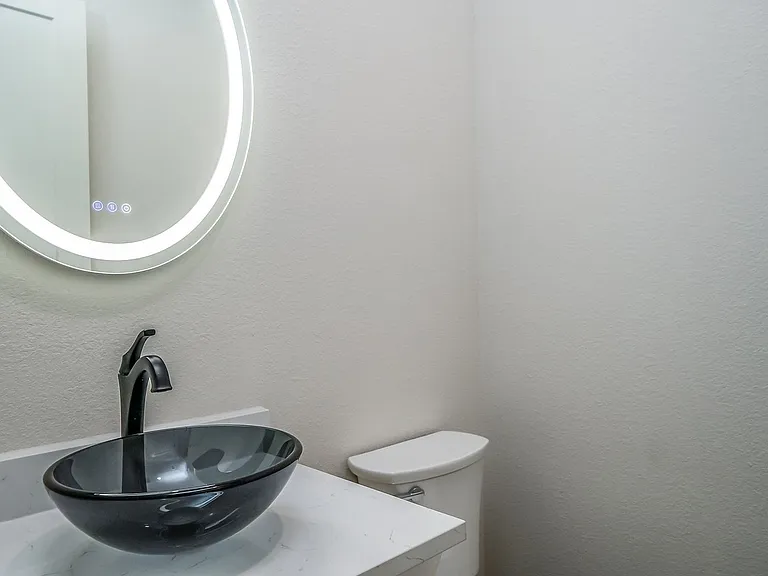 528 W Erwin — Photo 19