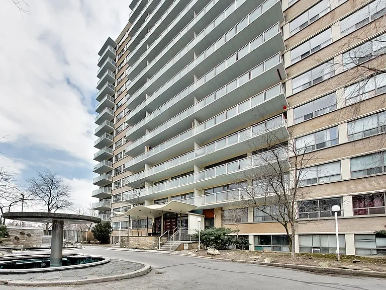 23 Lascelles Blvd — Photo 5