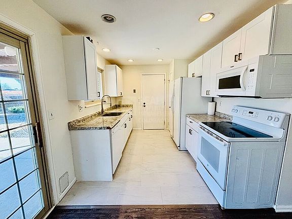 4th image of 2909 W 11th Avenue Cir