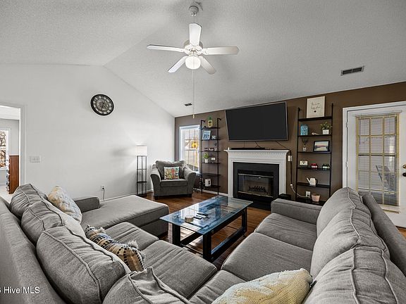 3rd image of 806 Valley Forge Court