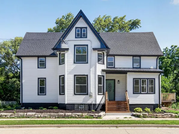 1836 W Mequon ROAD, Mequon, WI 53092